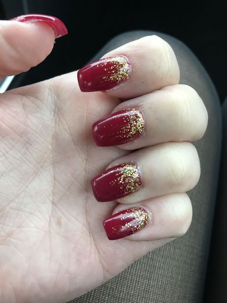 Rote und goldene Nägel