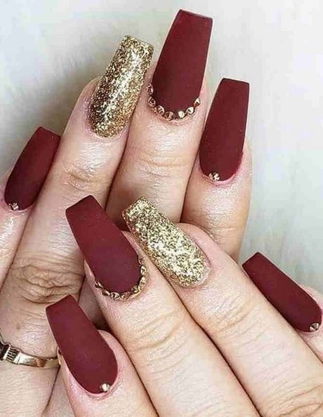 Rot und gold acryl nagel designs