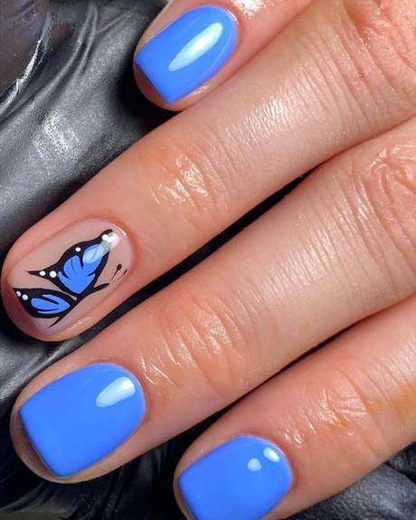 Blaue Nagelkunst für kurze Nägel