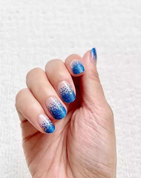 blaue-funkelnde-nagel-26_15-9 Blaue funkelnde Nägel